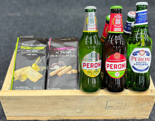 Cadeau pakket met Italiaanse producten. Bier en zoutjes.